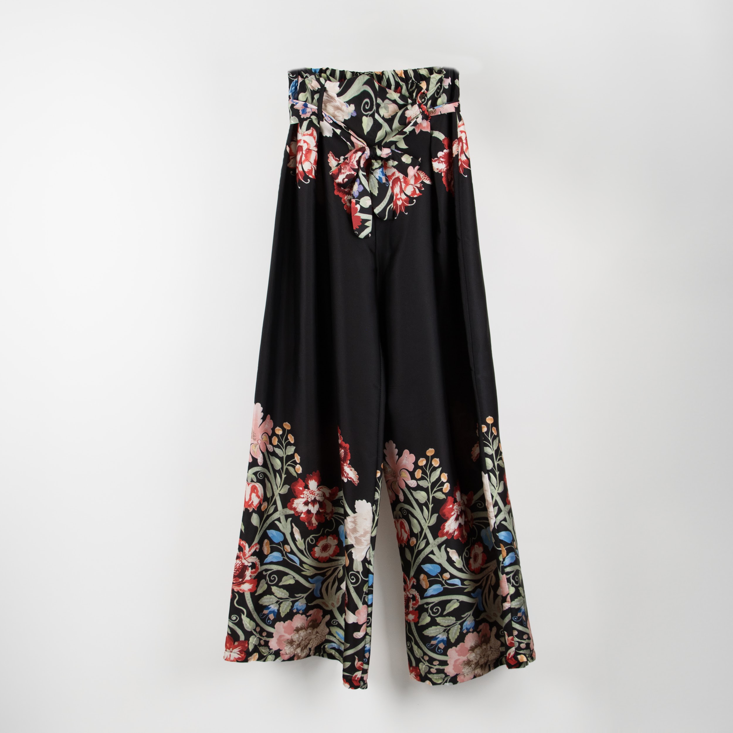 IMG_2221-copy-3.jpg SOFIA juodos gėlėtos kelnės - Image 1